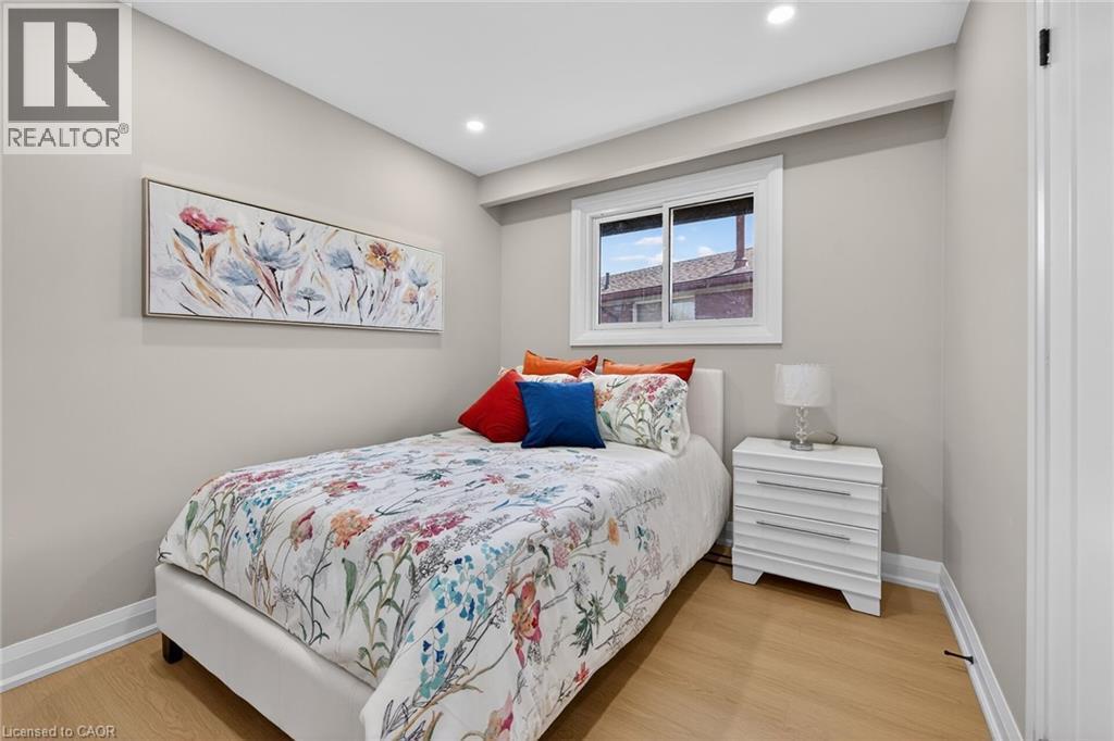 83 Riverdale Drive, Hamilton, ON - Indoor Photo Showing Bedroom