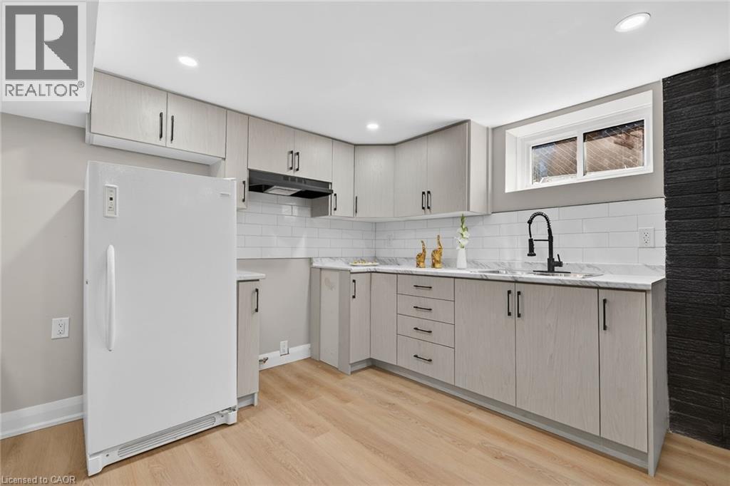 83 Riverdale Drive, Hamilton, ON - Indoor Photo Showing Kitchen