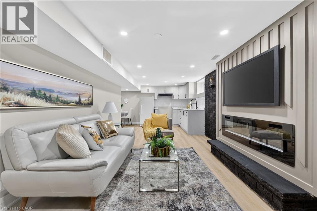 83 Riverdale Drive, Hamilton, ON - Indoor Photo Showing Living Room