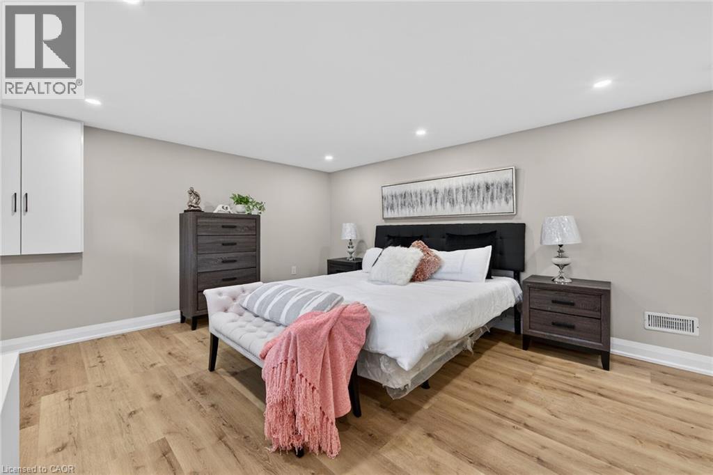 83 Riverdale Drive, Hamilton, ON - Indoor Photo Showing Bedroom