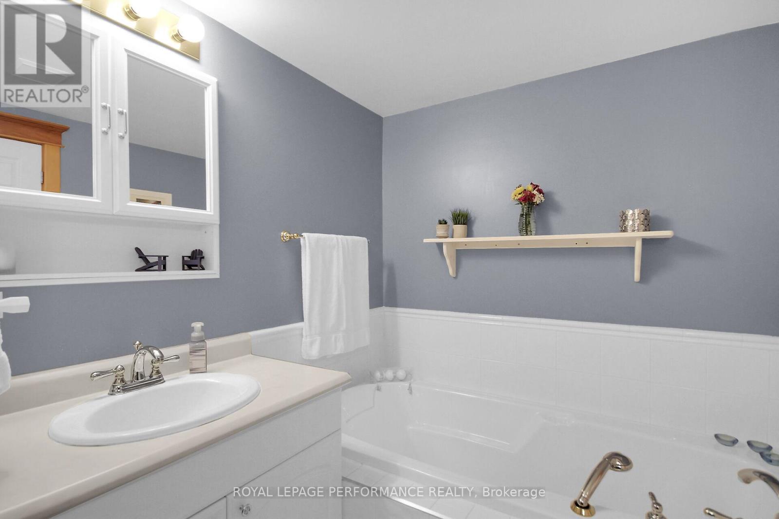9374 Marvelville Road, Ottawa, ON - Indoor Photo Showing Bathroom