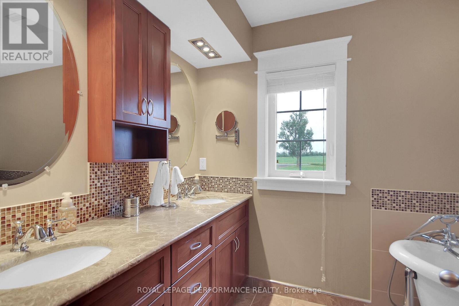 9374 Marvelville Road, Ottawa, ON - Indoor Photo Showing Bathroom