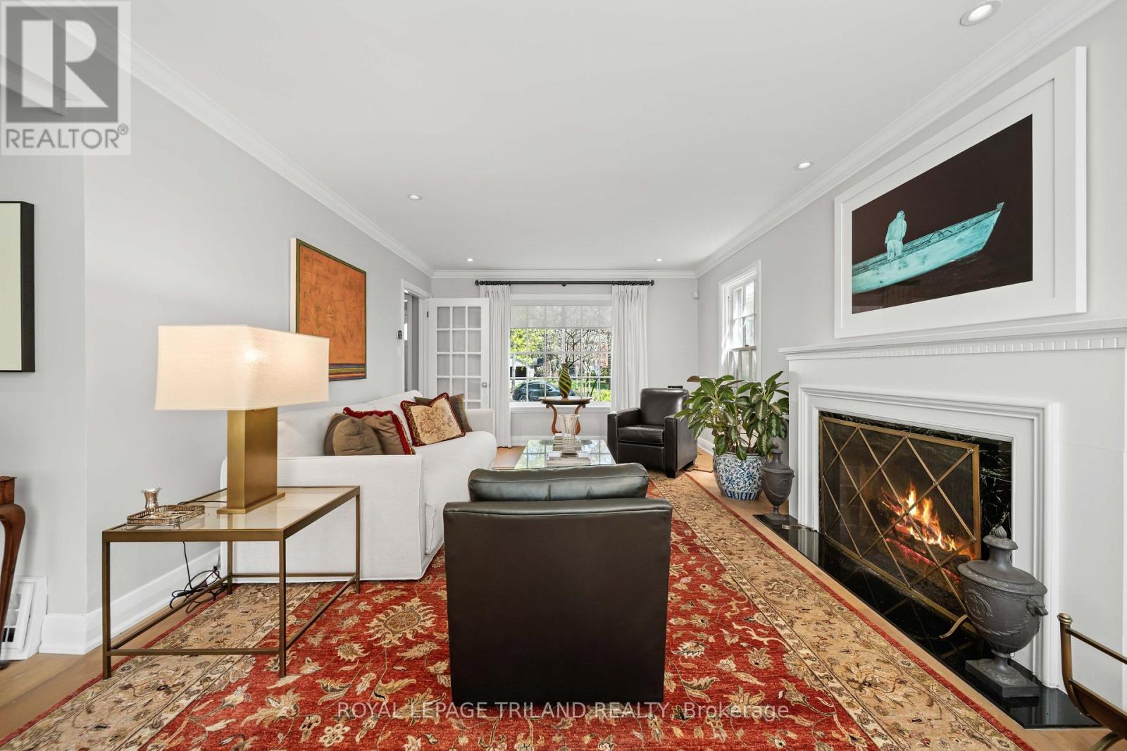 997 Maitland Street, London East (East B), ON - Indoor Photo Showing Living Room With Fireplace