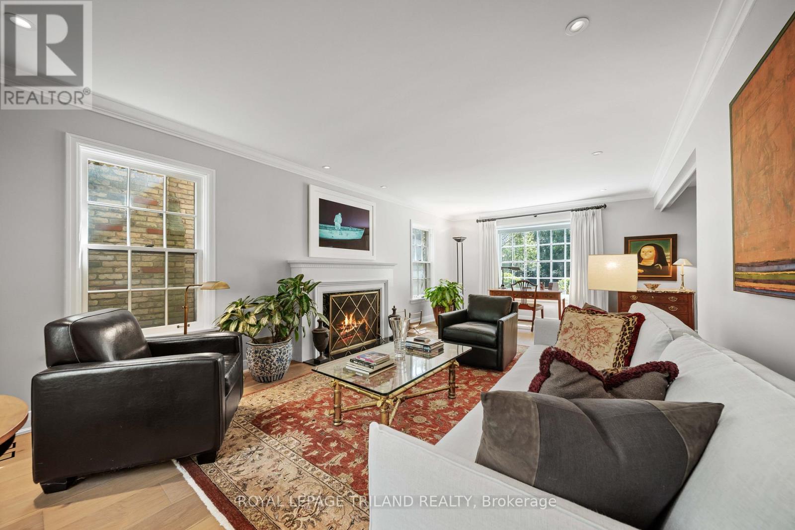 997 Maitland Street, London East (East B), ON - Indoor Photo Showing Living Room With Fireplace