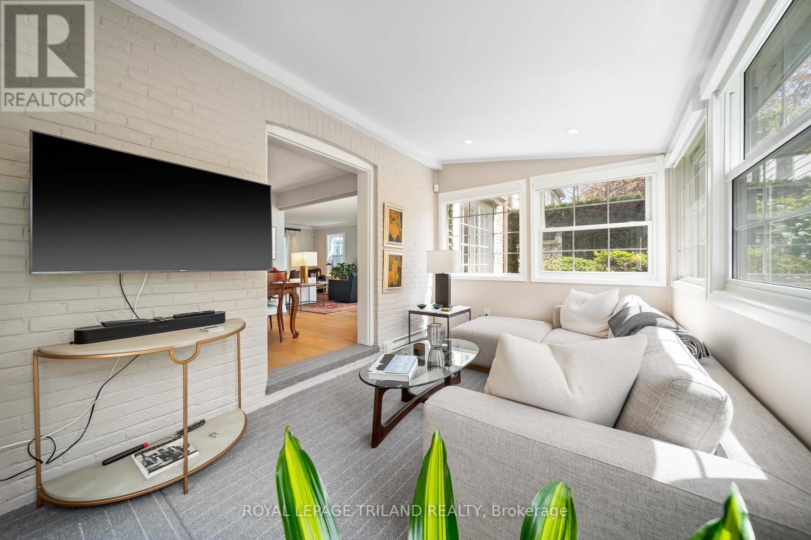 997 Maitland Street, London East (East B), ON - Indoor Photo Showing Living Room With Fireplace