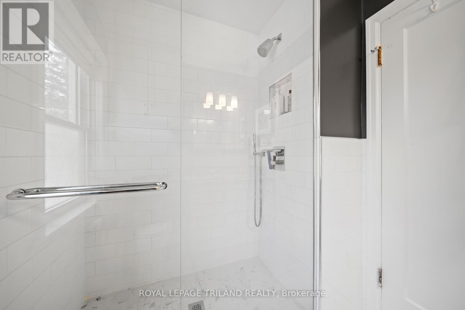 997 Maitland Street, London East (East B), ON - Indoor Photo Showing Bathroom