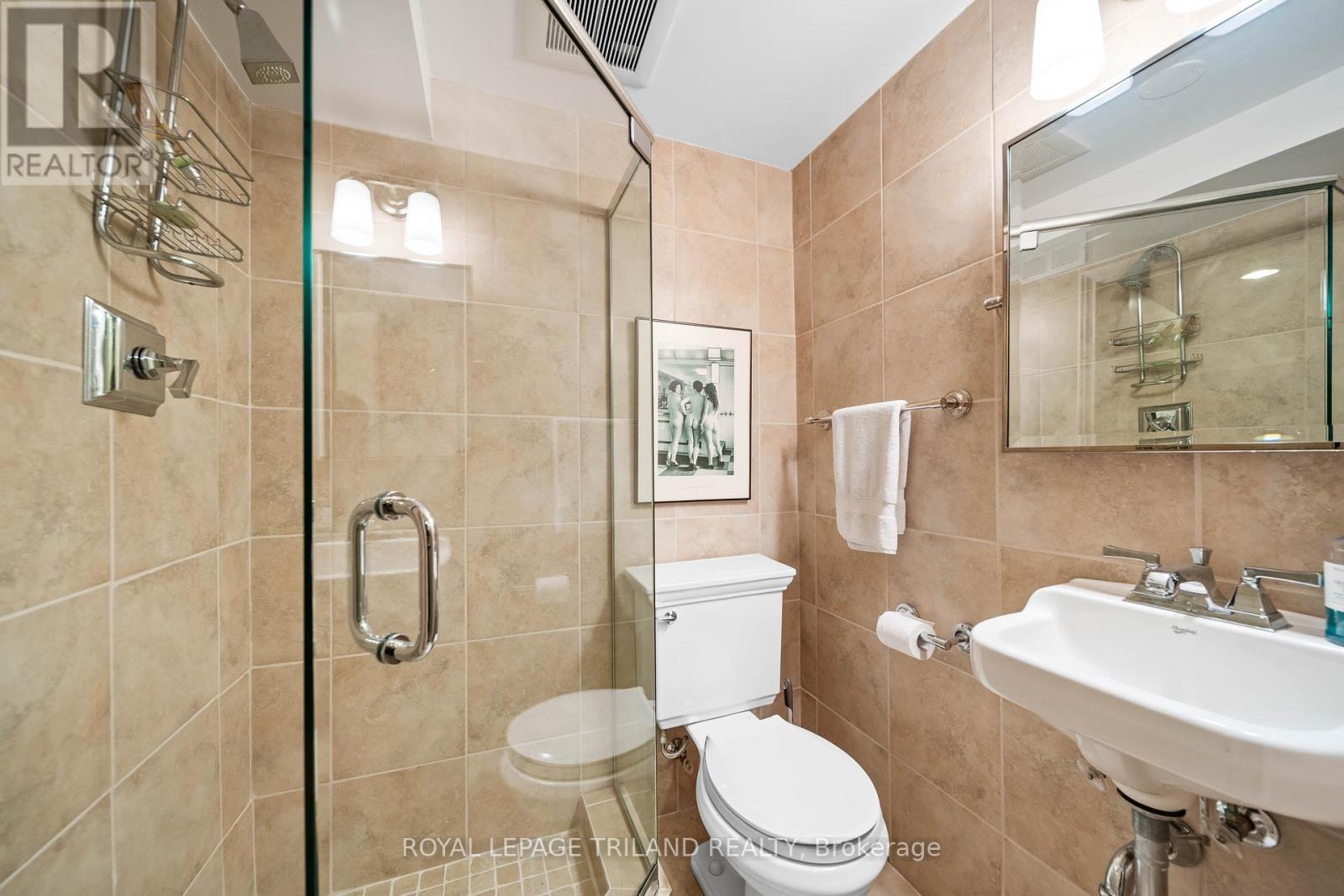 997 Maitland Street, London East (East B), ON - Indoor Photo Showing Bathroom