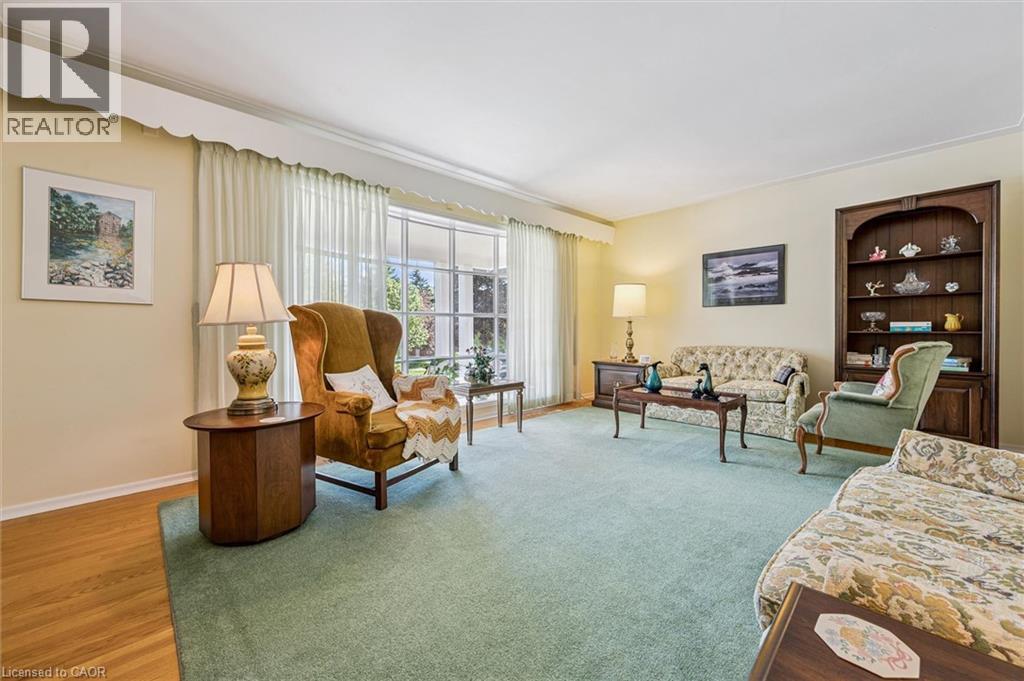 15 Cloverdale Crescent, Kitchener, ON - Indoor Photo Showing Living Room