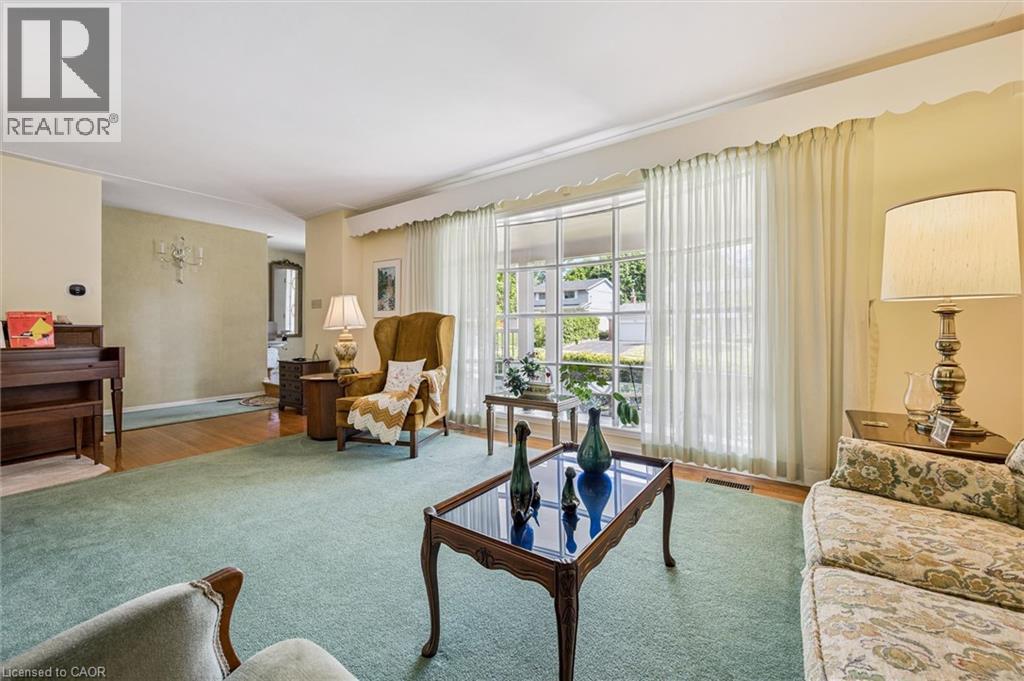 15 Cloverdale Crescent, Kitchener, ON - Indoor Photo Showing Living Room