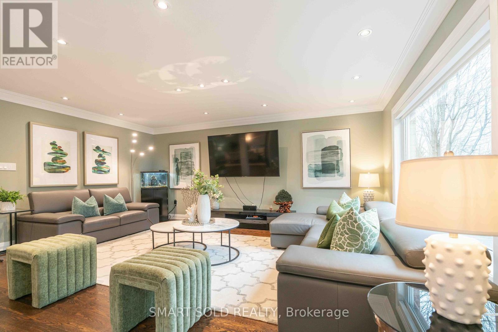 107 Arnold Avenue, Vaughan, ON - Indoor Photo Showing Living Room