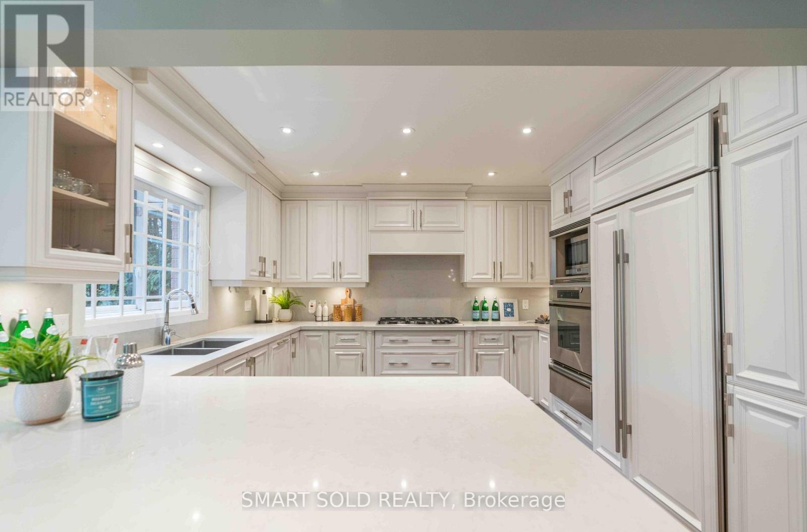 107 Arnold Avenue, Vaughan, ON - Indoor Photo Showing Kitchen With Double Sink With Upgraded Kitchen
