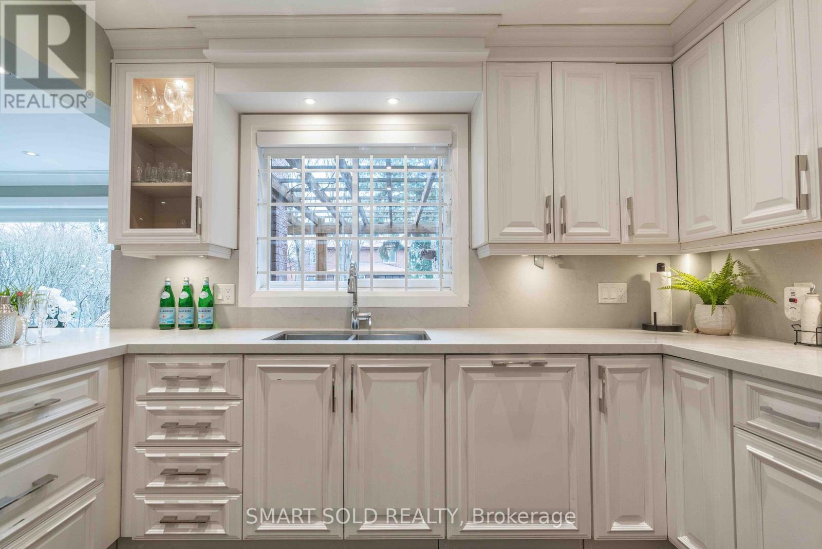 107 Arnold Avenue, Vaughan, ON - Indoor Photo Showing Kitchen With Double Sink