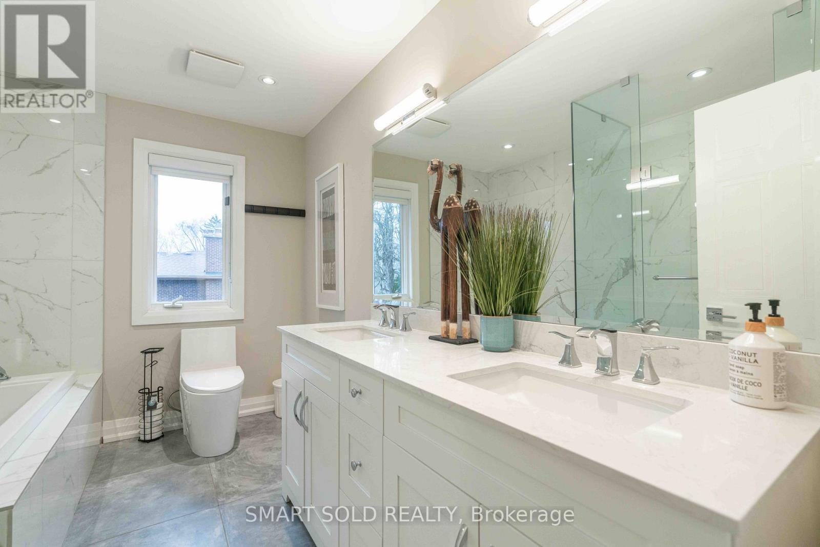 107 Arnold Avenue, Vaughan, ON - Indoor Photo Showing Bathroom