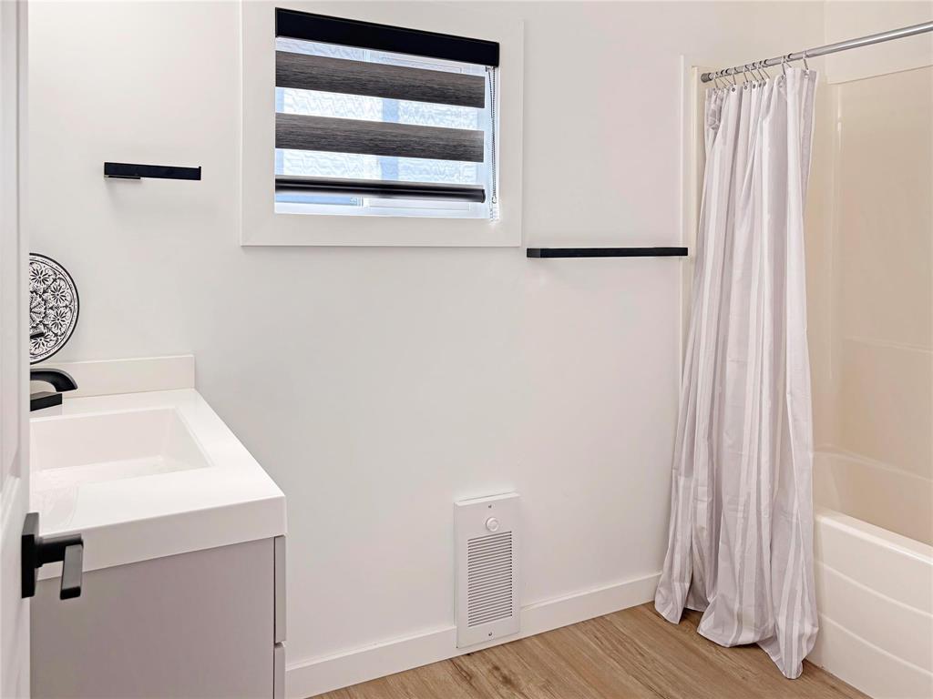 367 5Th Avenue, Rivers, MB - Indoor Photo Showing Bathroom