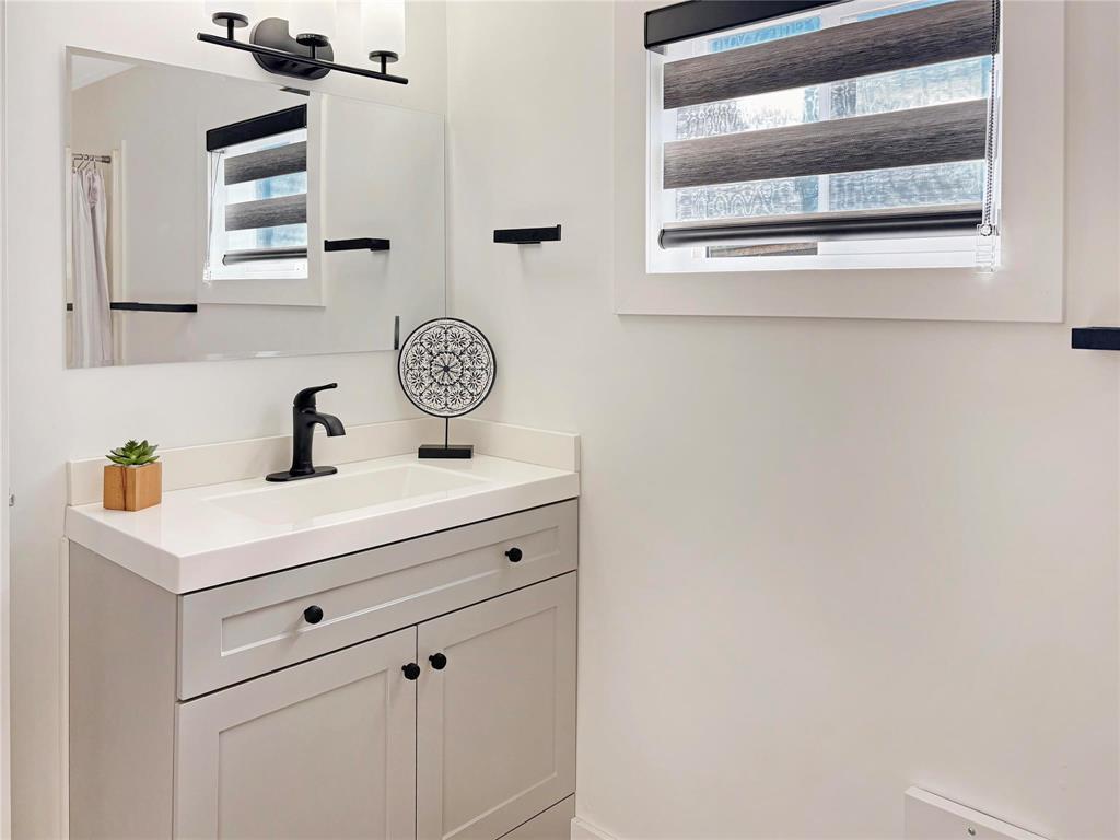 367 5Th Avenue, Rivers, MB - Indoor