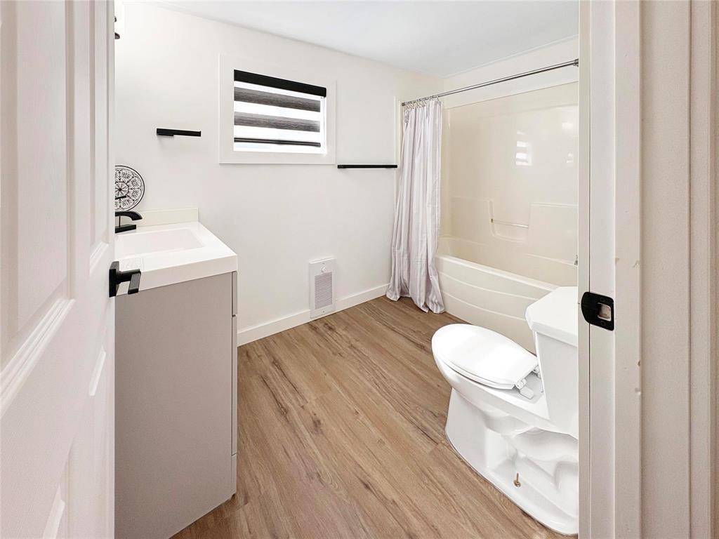 367 5Th Avenue, Rivers, MB - Indoor Photo Showing Bathroom