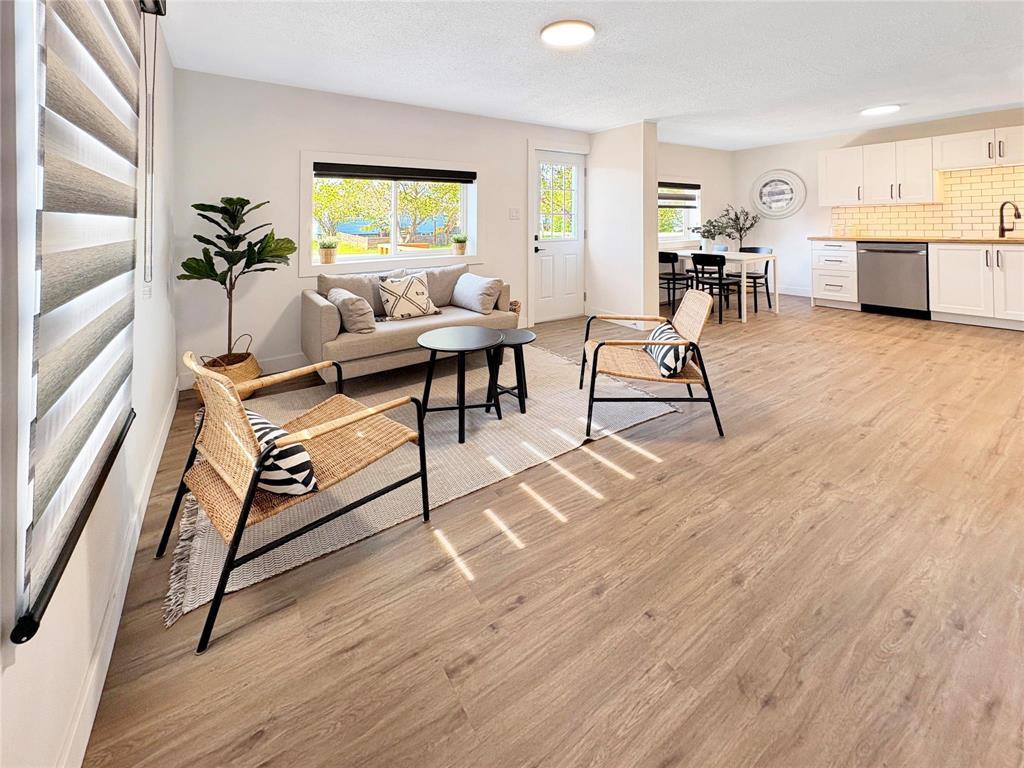 367 5Th Avenue, Rivers, MB - Indoor Photo Showing Living Room