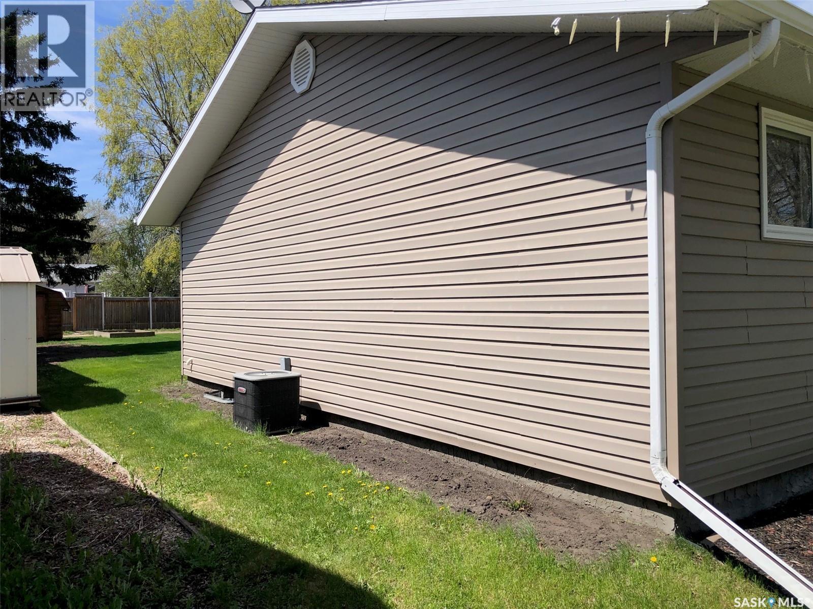 727 4Th Street, Canora, SK - Outdoor