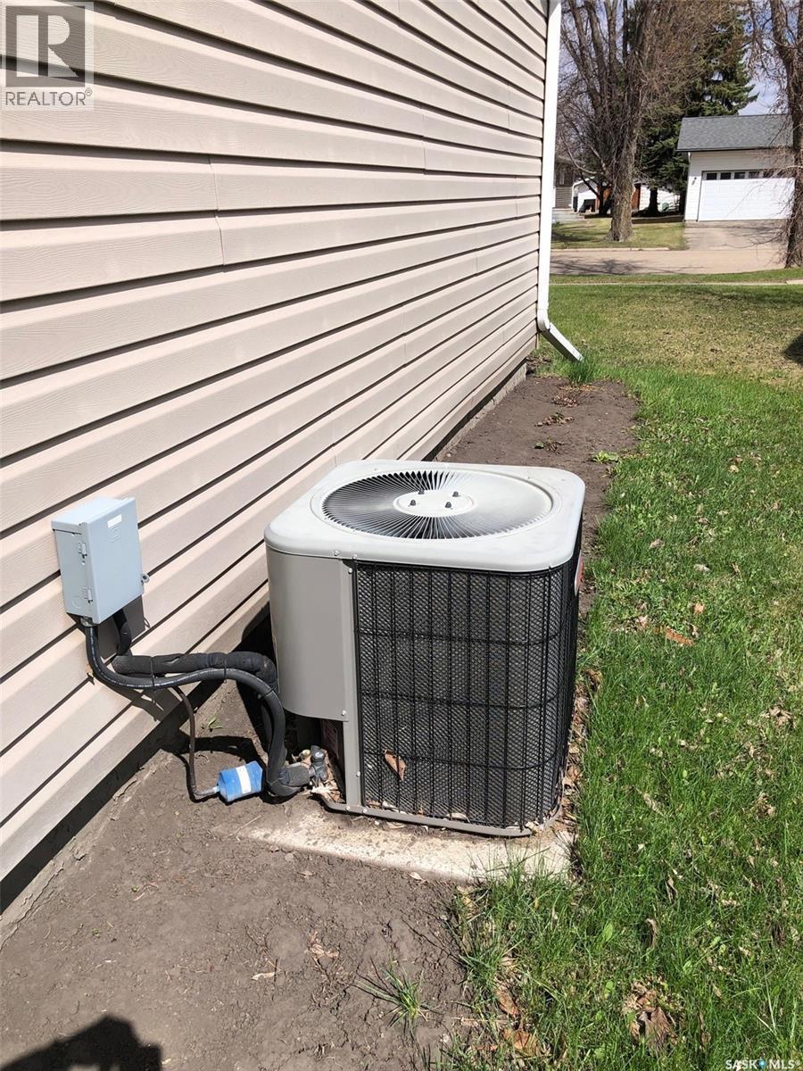 727 4Th Street, Canora, SK - Outdoor