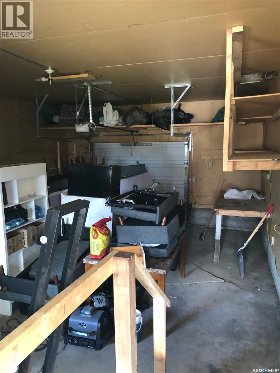 727 4Th Street, Canora, SK - Indoor Photo Showing Garage