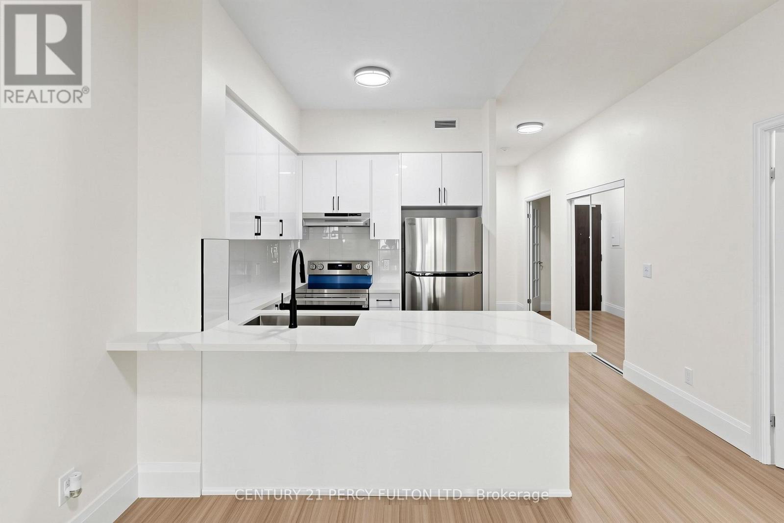 102 - 57 Upper Duke Crescent, Markham, ON - Indoor Photo Showing Kitchen