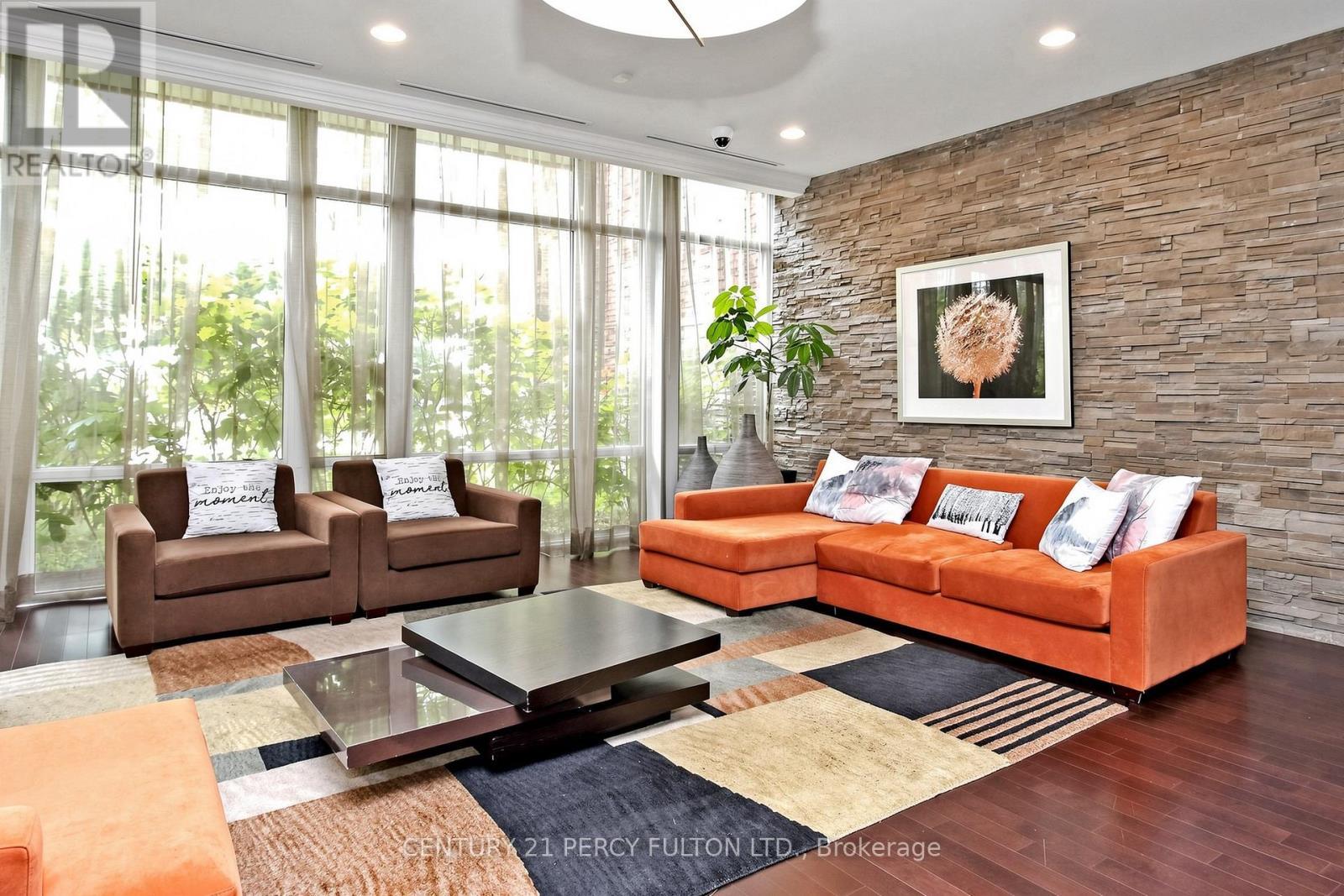 102 - 57 Upper Duke Crescent, Markham, ON - Indoor Photo Showing Living Room