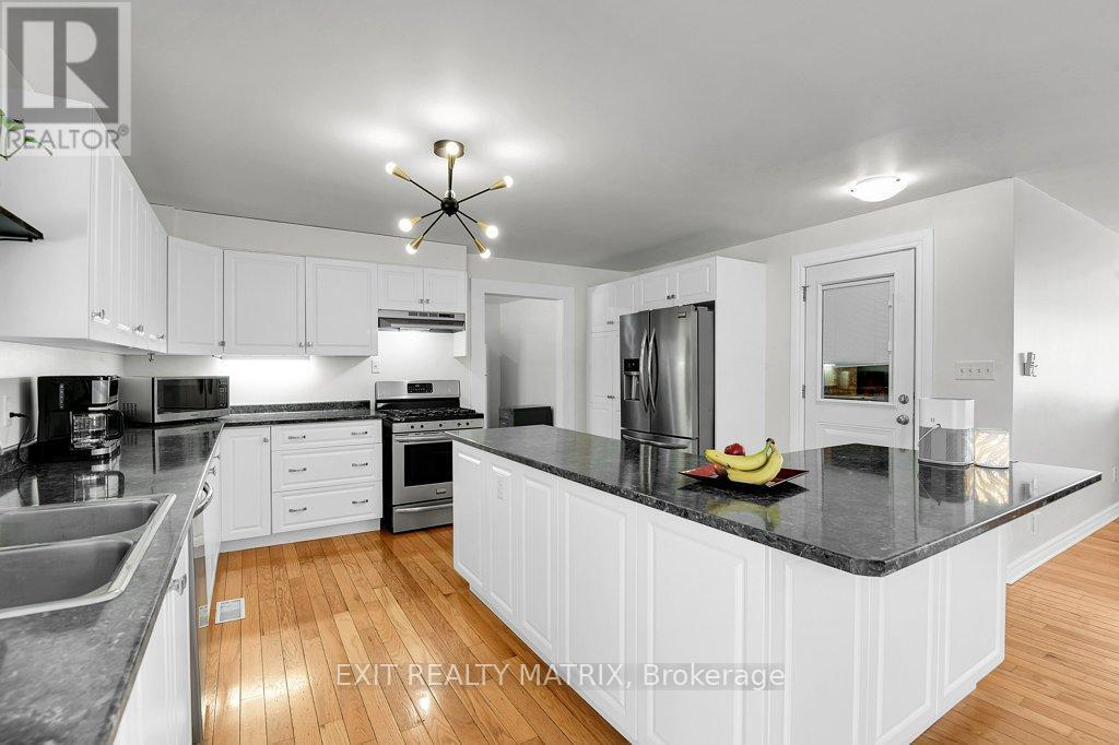 2750 Eldo Street, Ottawa, ON - Indoor Photo Showing Kitchen With Double Sink With Upgraded Kitchen