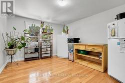 Room behind kitchen could be a butlers pantry. -