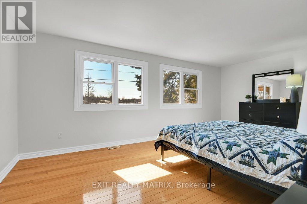 Spacious primary with ensuite and walk-in closet. - 2750 Eldo Street, Ottawa, ON - Indoor Photo Showing Bedroom