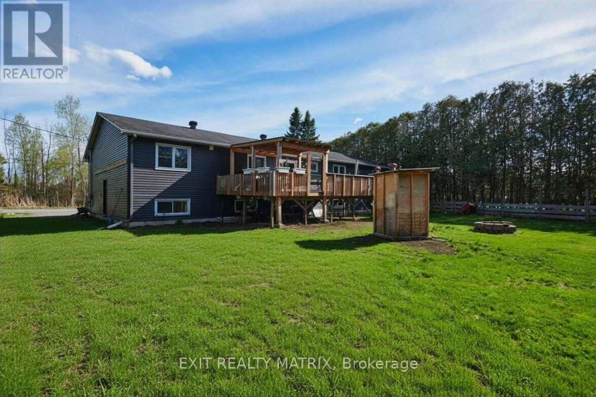 Large yard. Note: AI enhanced image. - 2750 Eldo Street, Ottawa, ON - Outdoor