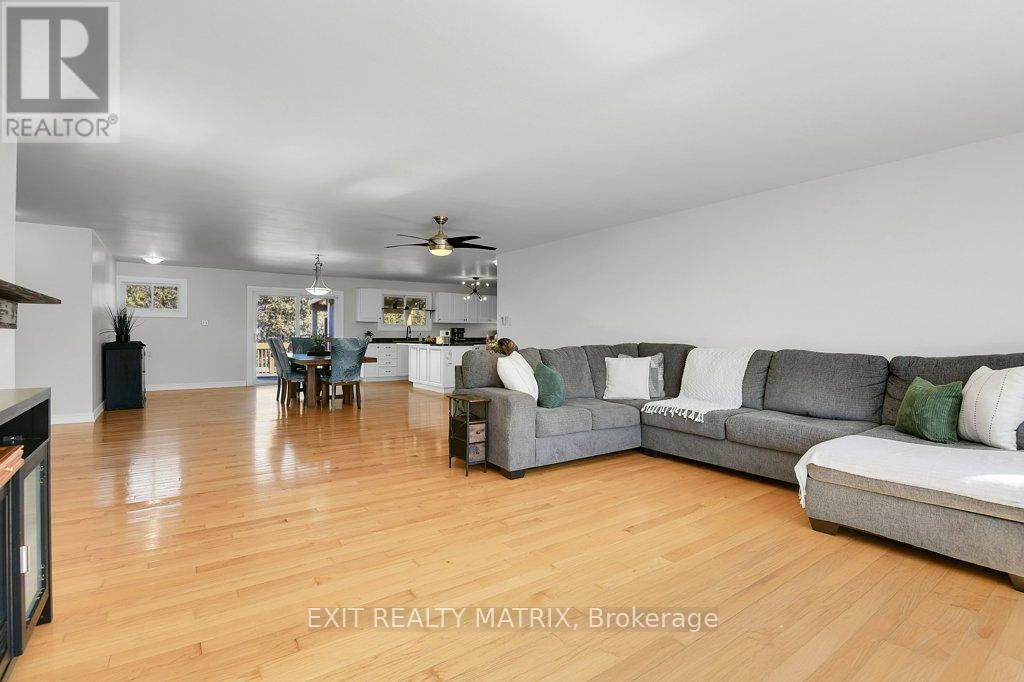 This deceivingly large home is bright and open. - 2750 Eldo Street, Ottawa, ON - Indoor Photo Showing Living Room