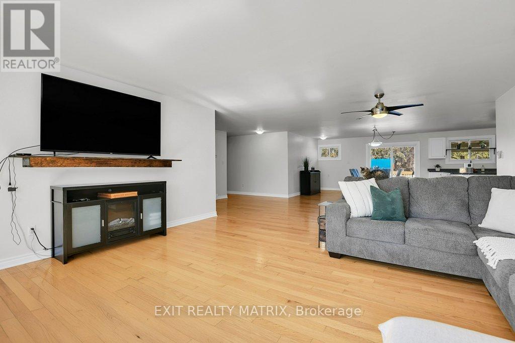 2750 Eldo Street, Ottawa, ON - Indoor Photo Showing Living Room With Fireplace