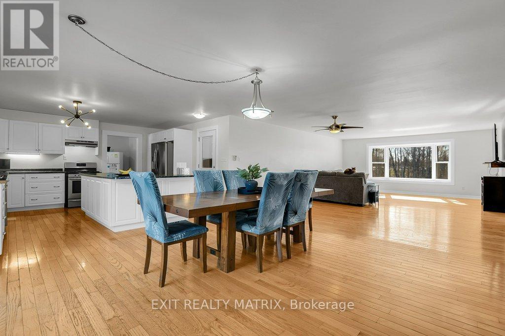 2750 Eldo Street, Ottawa, ON - Indoor Photo Showing Dining Room