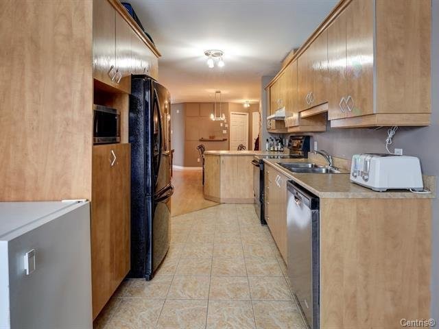 Kitchen - 66 Rue Daguerre, Candiac, QC - Indoor Photo Showing Kitchen With Double Sink