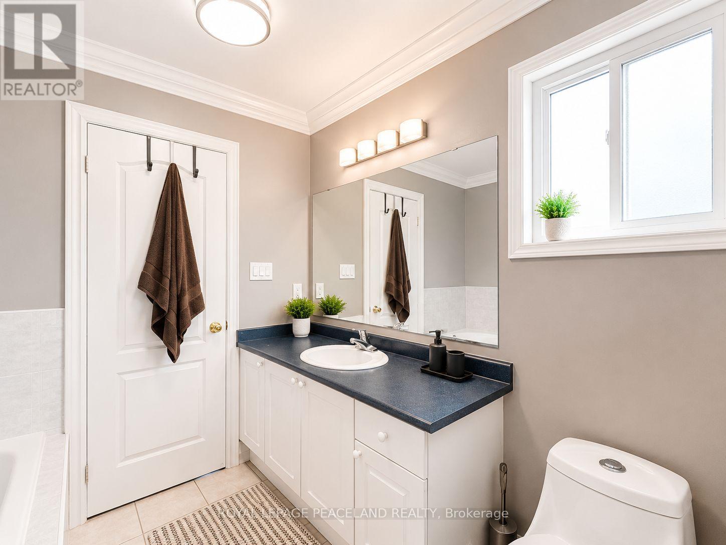 65 Tanglemere Crescent, Brampton, ON - Indoor Photo Showing Bathroom