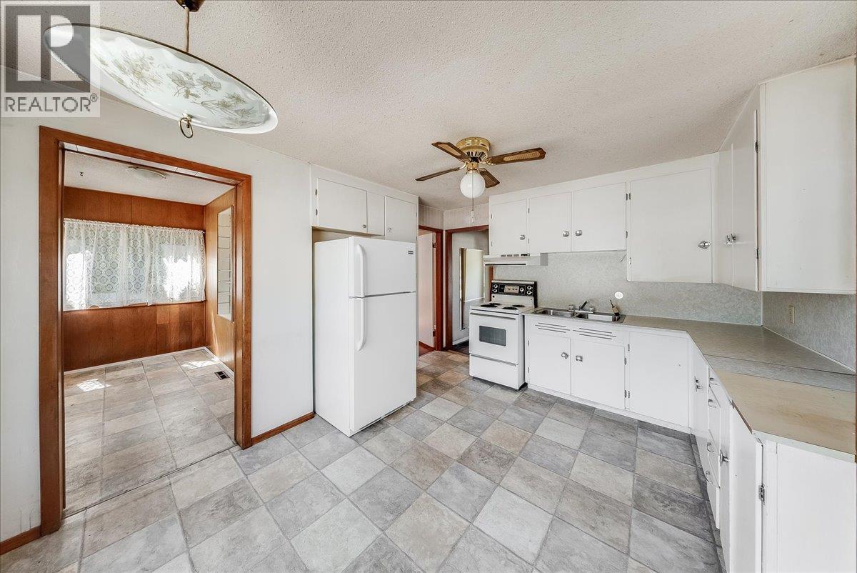 1338 Third Avenue, Trail, BC - Indoor Photo Showing Kitchen With Double Sink