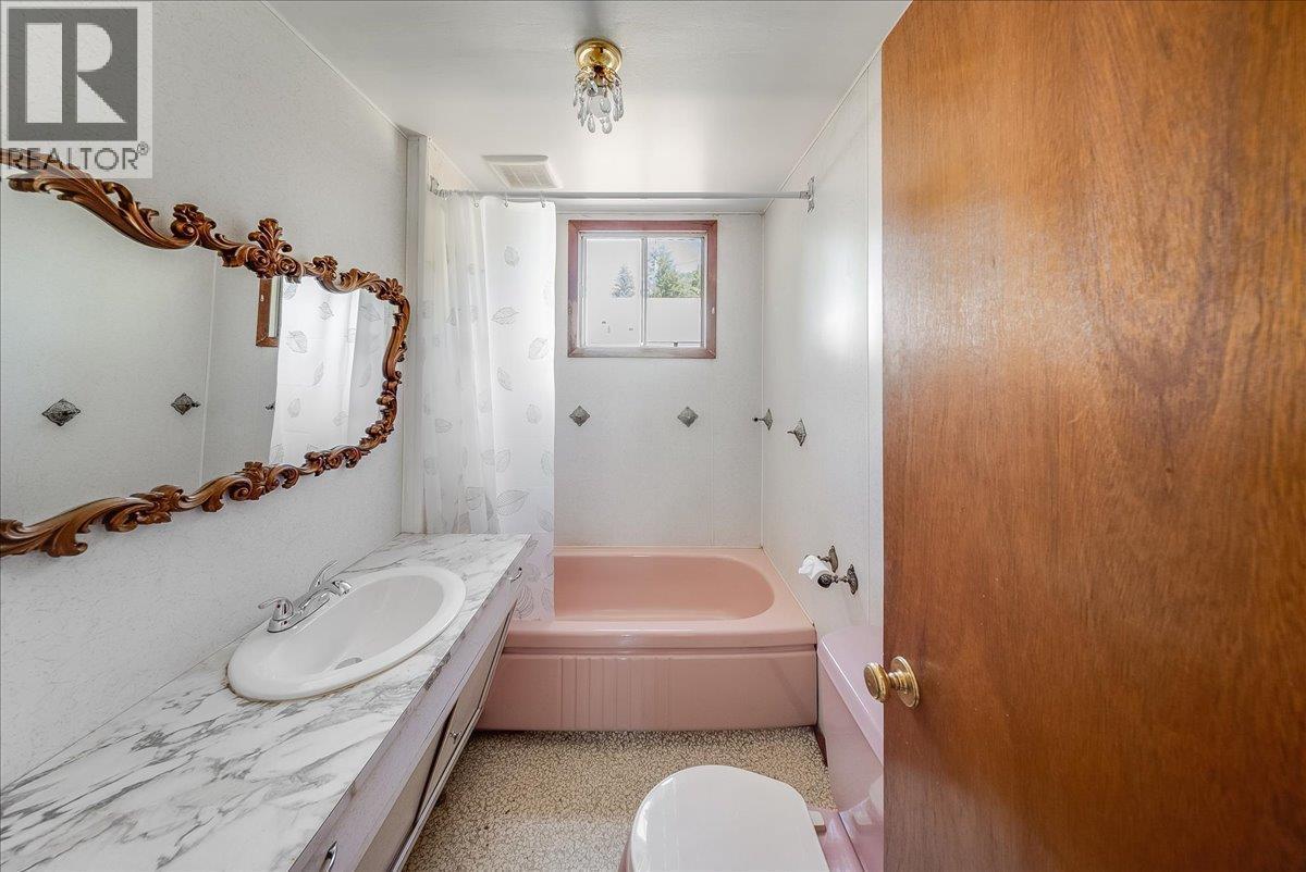 1338 Third Avenue, Trail, BC - Indoor Photo Showing Bathroom
