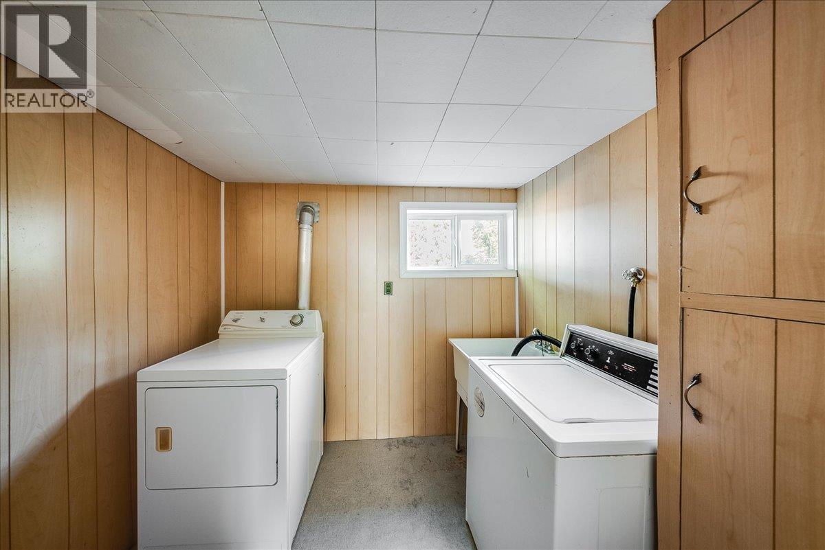 1338 Third Avenue, Trail, BC - Indoor Photo Showing Laundry Room