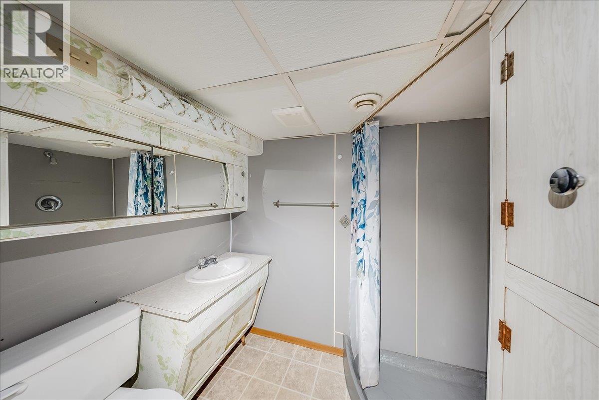 1338 Third Avenue, Trail, BC - Indoor Photo Showing Bathroom