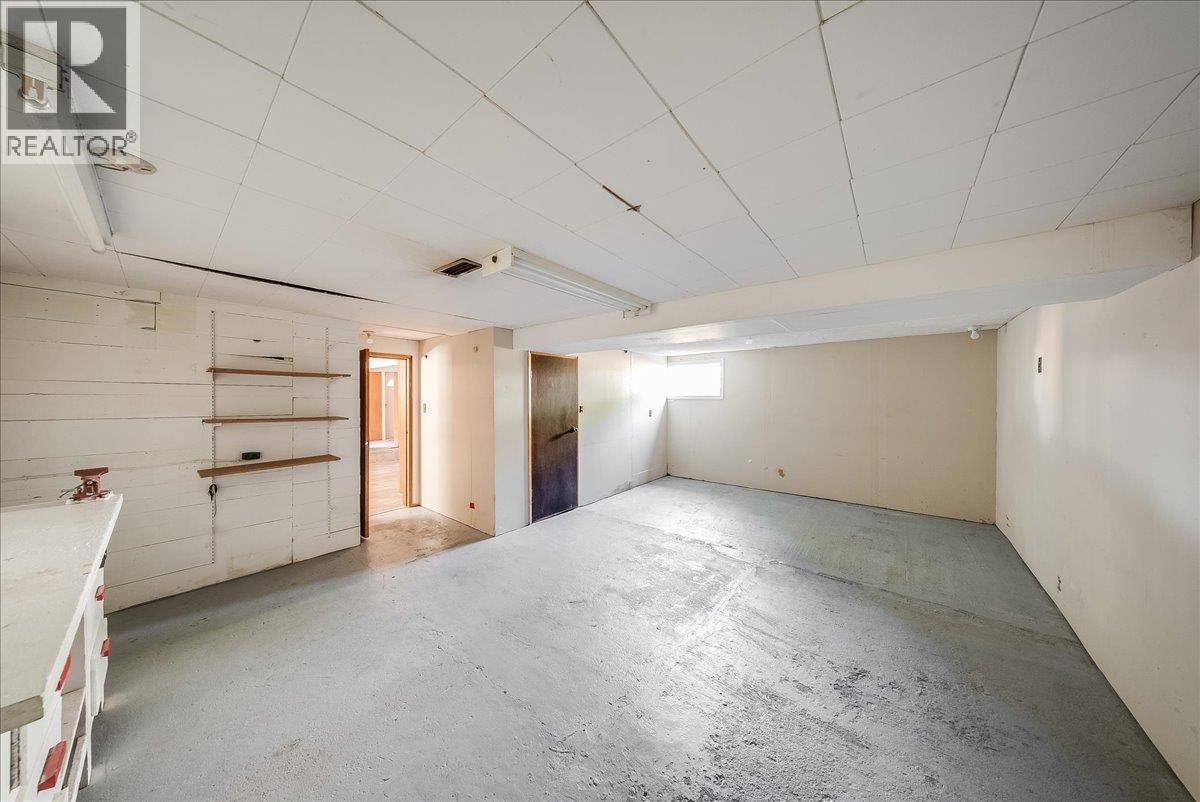 1338 Third Avenue, Trail, BC - Indoor Photo Showing Garage