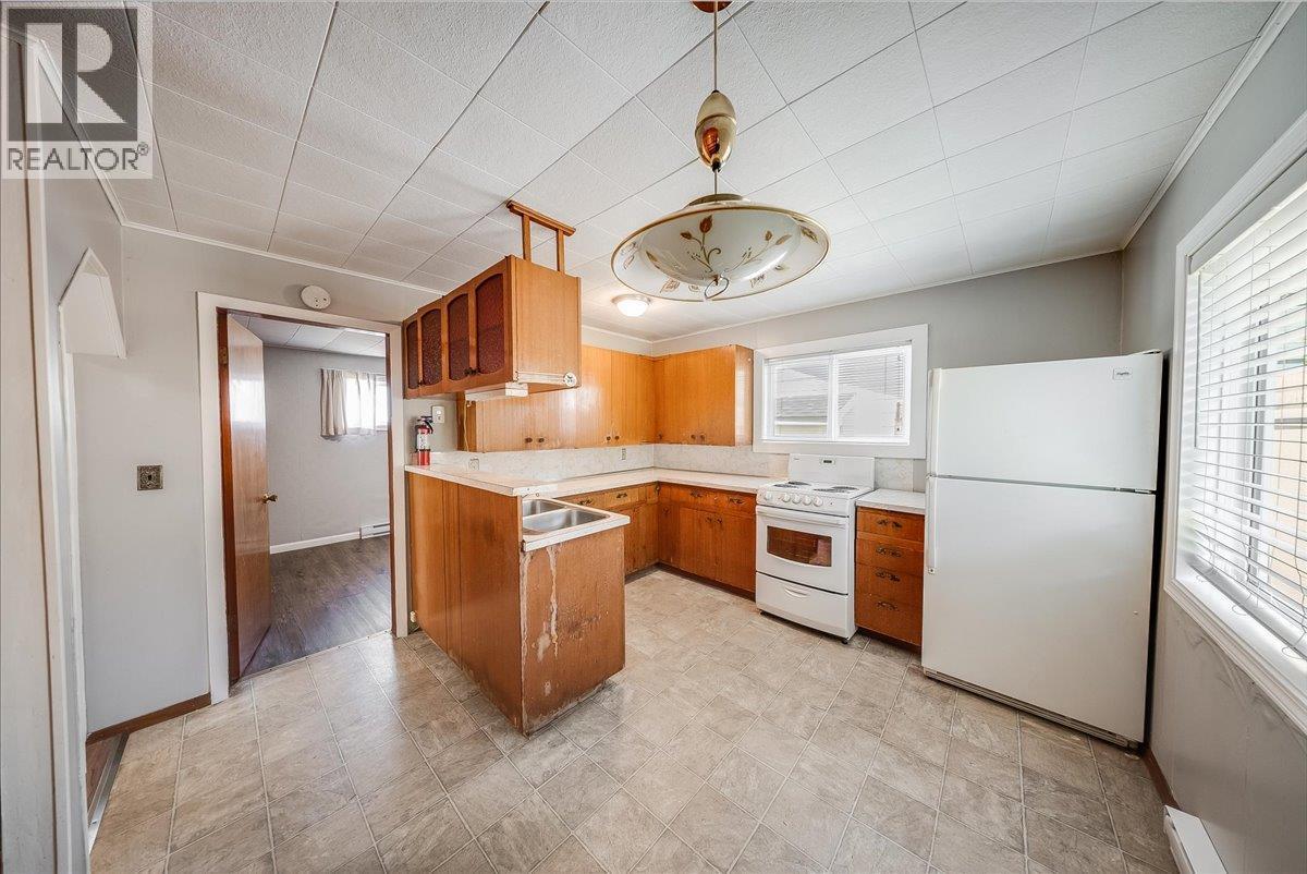 1338 Third Avenue, Trail, BC - Indoor Photo Showing Kitchen With Double Sink
