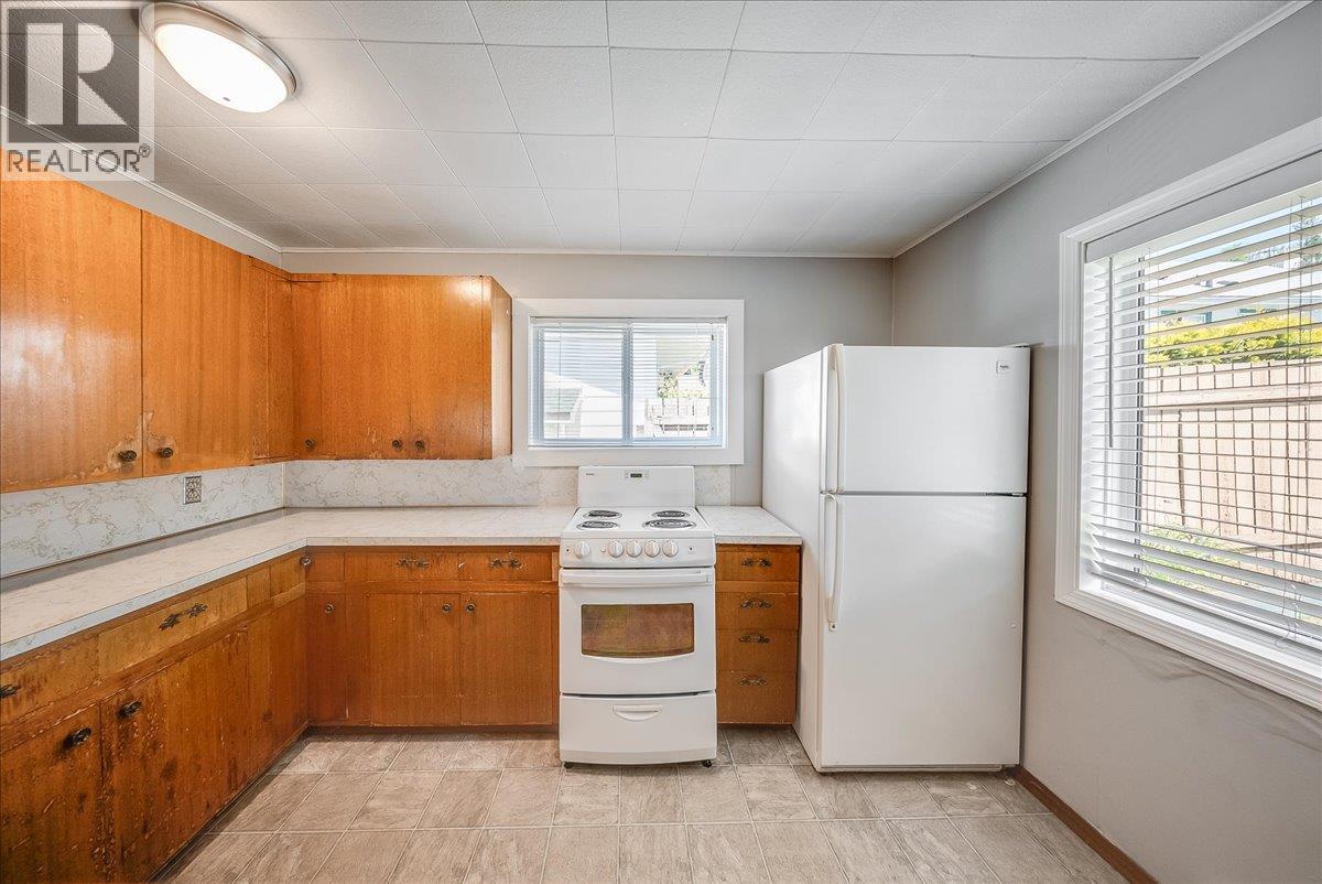 1338 Third Avenue, Trail, BC - Indoor Photo Showing Kitchen