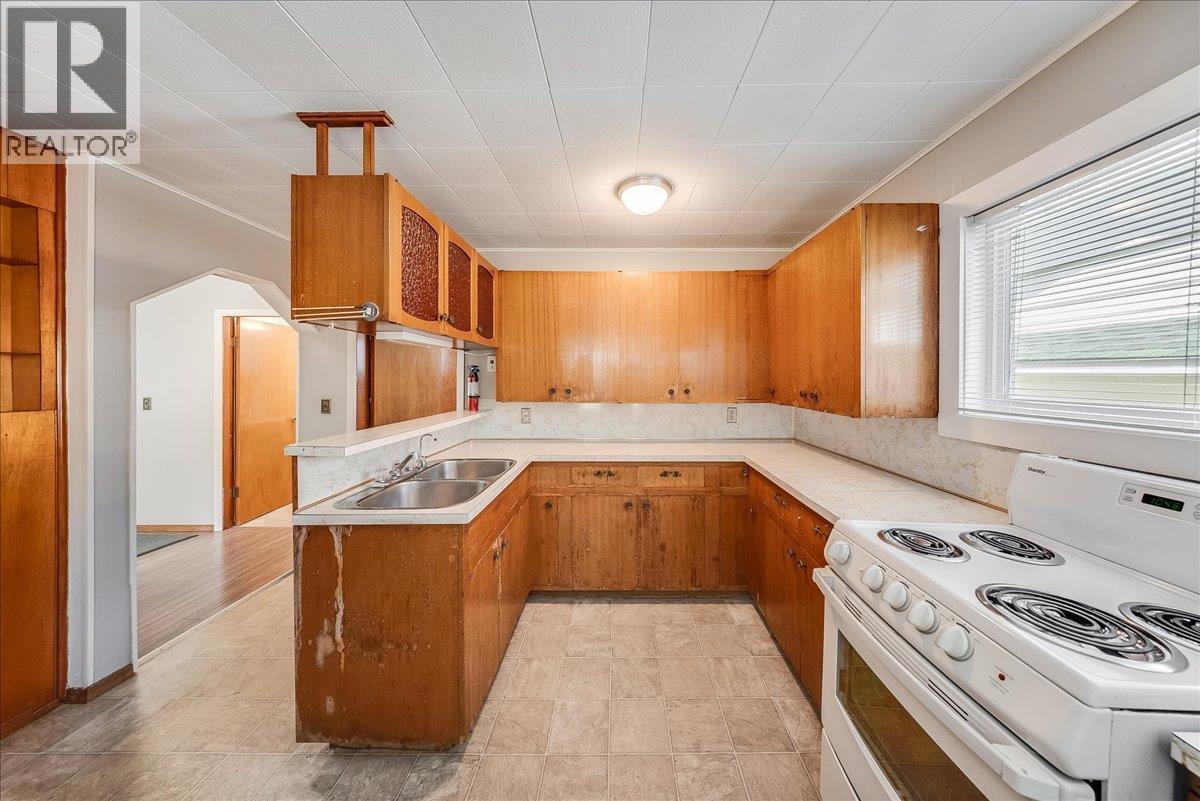 1338 Third Avenue, Trail, BC - Indoor Photo Showing Kitchen With Double Sink