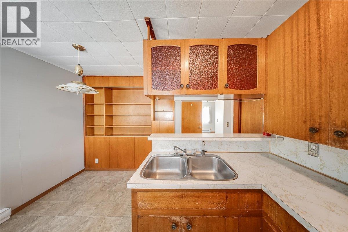 1338 Third Avenue, Trail, BC - Indoor Photo Showing Kitchen With Double Sink