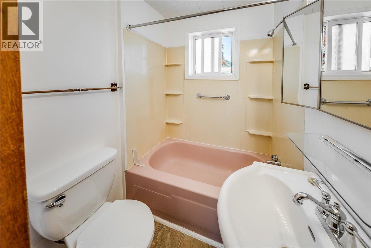 1338 Third Avenue, Trail, BC - Indoor Photo Showing Bathroom
