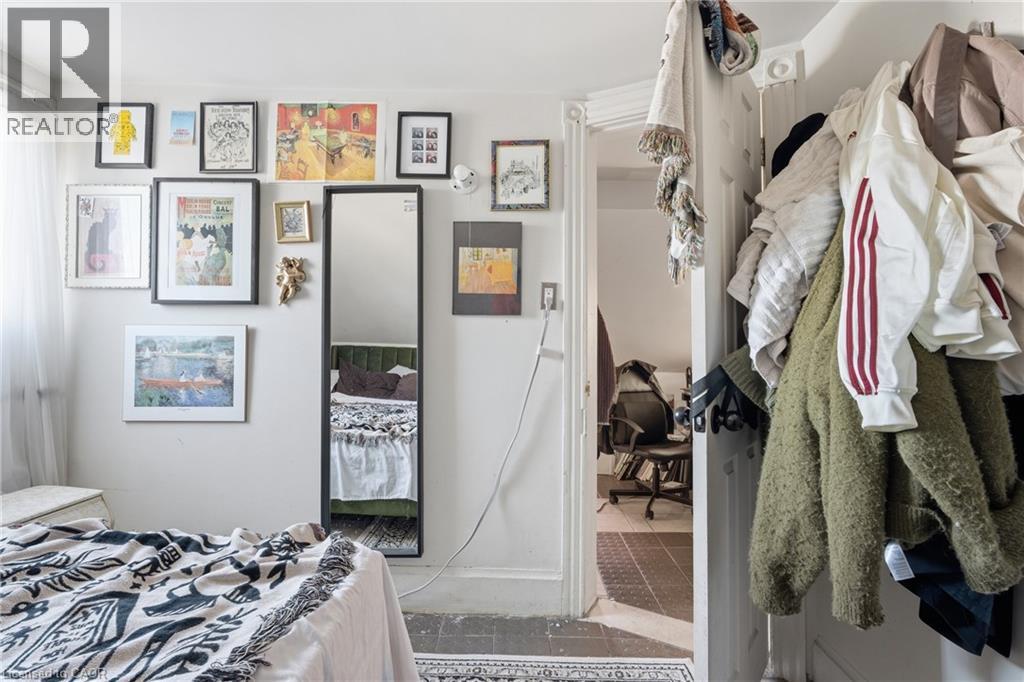 Image quality insufficient for description - 355 Barton Street E, Hamilton, ON - Indoor Photo Showing Bedroom