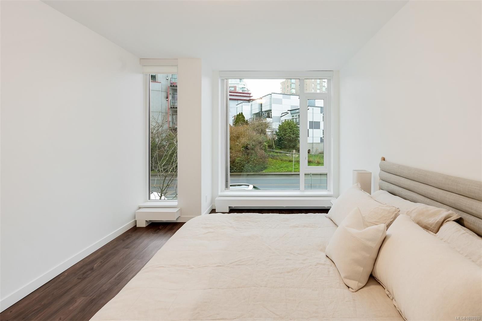 #204-363 Tyee Rd, Victoria, BC - Indoor Photo Showing Bedroom