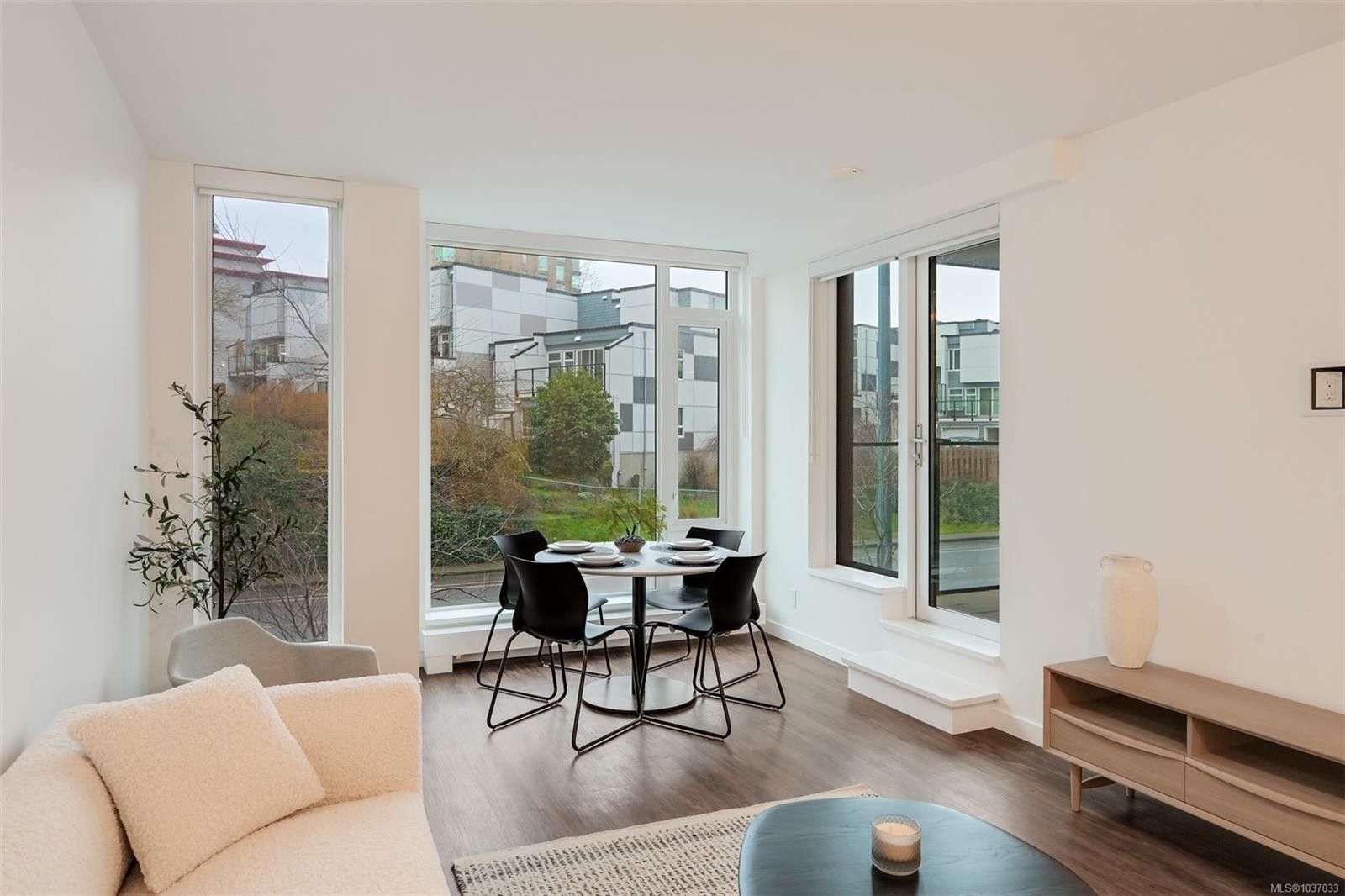 #204-363 Tyee Rd, Victoria, BC - Indoor Photo Showing Living Room