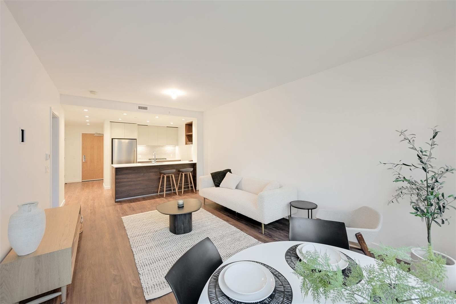 #204-363 Tyee Rd, Victoria, BC - Indoor