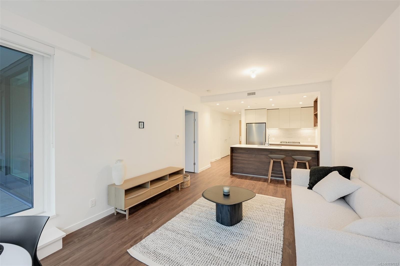 #204-363 Tyee Rd, Victoria, BC - Indoor Photo Showing Living Room